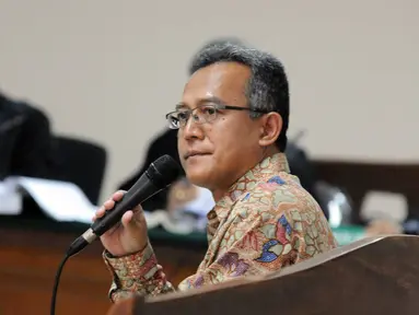 Terdakwa dugaan suap panitera dan hakim PTUN Medan Tripeni Irianto Putro saat sidang lanjutan di Pengadilan Tipikor Jakarta, Kamis (12/11). Tripeni mengaku menerima sejumlah uang dari OC Kaligis melalui M Yagari Bhastara Guntur (Liputan6.com/Helmi Afandi)