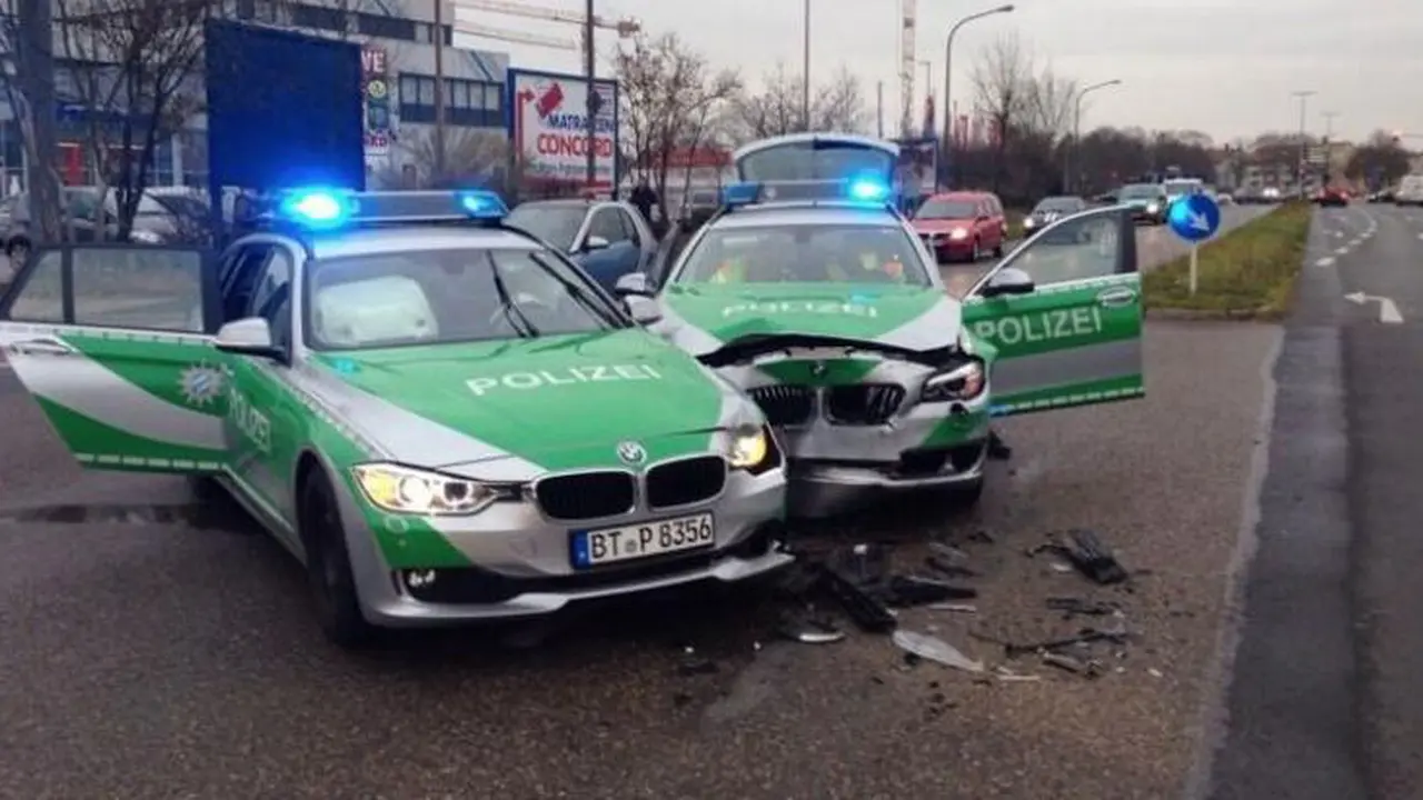 Kejar Perampok Bank, Dua Mobil Patroli Terekam Saling Tabrak