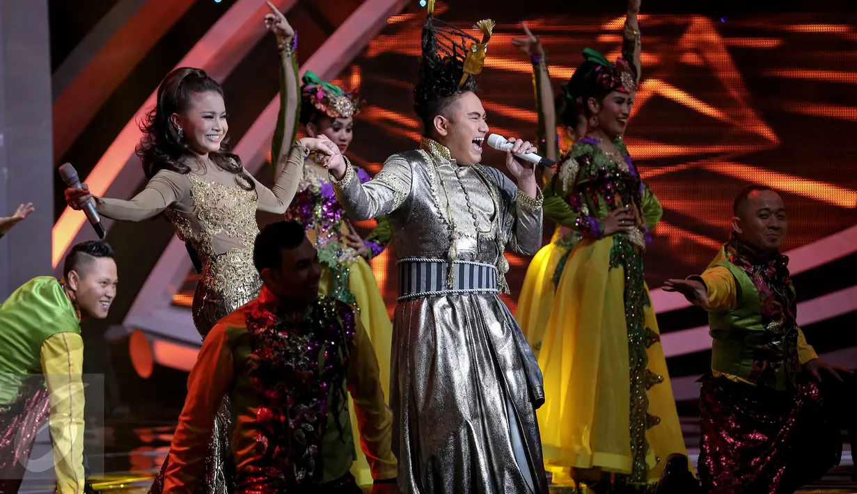 Rossa dan Nassar saat beraksi di panggung Indonesia Dangdut Awards (IDA) 2015, Jakarta, Rabu (28/10/2015). Perhelatan IDA 2015 menggambarkan bahwa dangdut telah menjadi bagian tidak terpisahkan dari masyarakat Indonesia. (Liputan6.com/Faizal Fanani) 