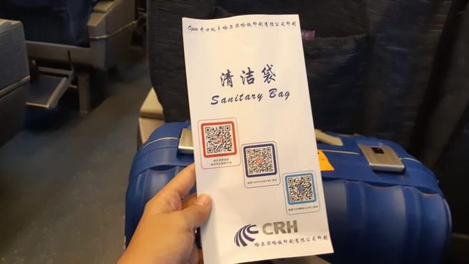 Kantung muntah di salah satu kereta cepat di China, rute Daqing to Harbin. (Liputan6.com/Tanti Yulianingsih)