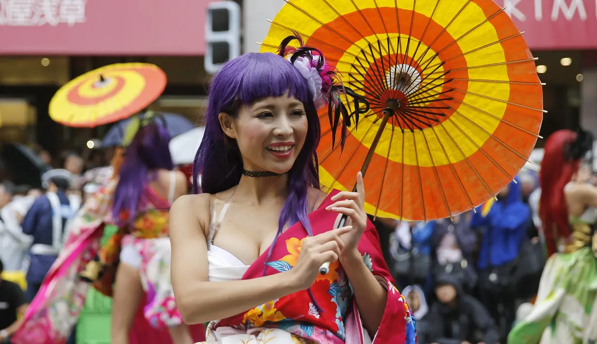 Penari Jepang saat ikut memeriahkan acara tahunan Karnaval Asakusa Samba ke-34 di Tokyo, Jepang, 29 Agustus 2015. Sekitar 5.000 orang berpartisipasi dalam karnaval terbesar yang ada di Jepang ini. (REUTERS/Toru Hanai)