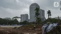Pekerja melakukan penanaman kembali pohon-pohon di area proyek revitalisasi Taman Sisi Selatan Monumen Nasional, Jakarta, Rabu (5/2/2020). Penanaman dilakukan untuk mengganti pohon lama yang ditebang saat pembangunan proyek Plaza Selatan serta bagian dari penghijauan Monas. (merdeka.com/Imam Buhori)
