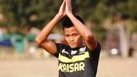 Sirvi Arvani, striker Persepam Madura Utama yang ingin terus berkembang sebagai bekal kembali ke Tangerang. (Bola.com/Robby Firly)