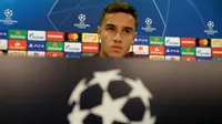 Gelandang Barcelona, Philippe Coutinho saat konferensi pers di Barcelona, Spanyol (17/9). Barcelona akan bertanding melawan PSV Eindhoven pada grup B Liga Champions di Nou Camp. (AP Photo/Manu Fernandez)