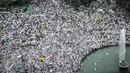 Massa Aksi 31 Maret berkumpul di Bundaran Patung Kuda, Jakarta, Jumat (31/3). Peserta aksi tidak bisa mendekat ke Istana Kepresidenan karena polisi memasang pagar kawat berduri di Jalan Medan Merdeka Barat. (Liputan6.com/Faizal Fanani)