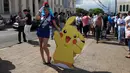 Seorang cosplayer mengenakan kostum karakter dari game augmented reality Pokemon Go ketika berpatisipasi dalam acara "poketour" di San Salvador, El Salvador, Sabtu (23/7). (REUTERS/Jose Cabezas)