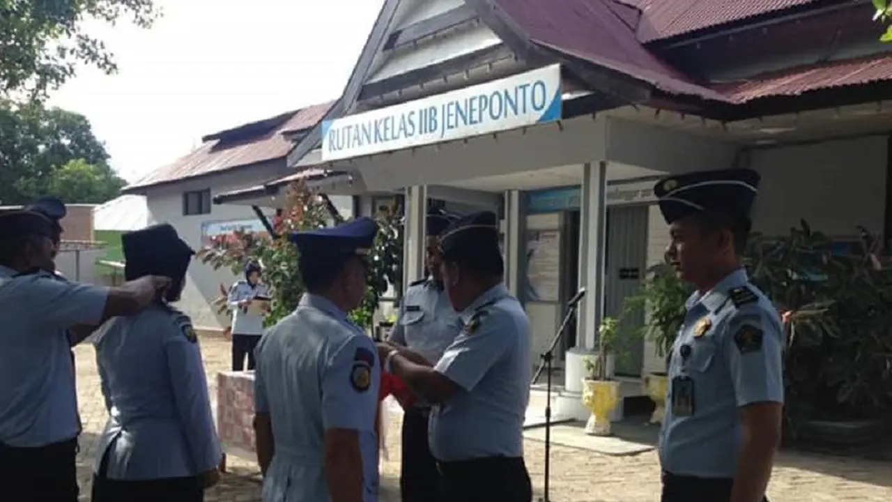 Kontraktor di Sulsel tuding ada aroma persekongkolan dalam lelang pengerjaan pembangunan gedung Rutan Klas IIB Kabupaten Jeneponto (Liputan6.com/ Eka Hakim)