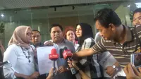 Tim Lembaga Advokasi Hukum Indonesia Raya Partai Gerindra melaporkan situs tribungroup.com atas tulisan yang dianggap memfitnah Prabowo Subianto. (Liputan6.com/Nafiysul Qodar)