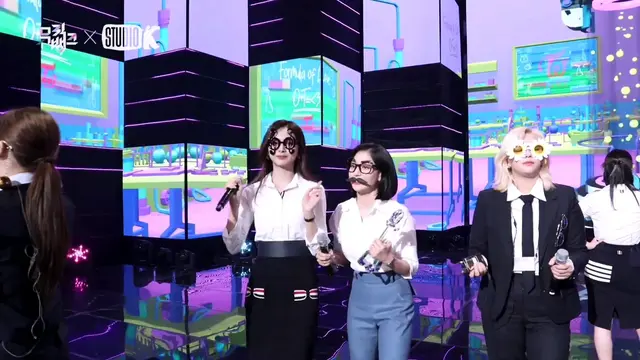 Twice saat tampil di Music Bank untuk penampilan encore