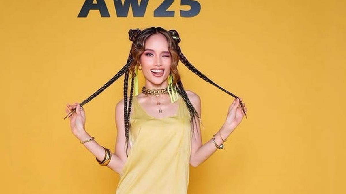 6 Gaya Playful Cinta Laura Kenakan Mini Dress Kuning di Milan Fashion Week, Dirangkul Pemain Squid Game hingga Selebritis Thailand