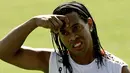 Brazilian player Ronaldinho attends a training session at Al-Nasr's club ground in Dubai on January 2, 2009. Italian football giants AC Milan arrived on December 29 to start their winter training camp. AFP PHOTO/MARWAN NAAMANI