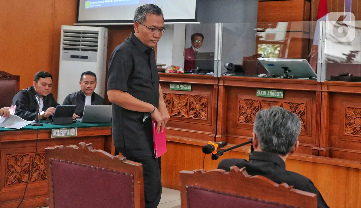 Terdakwa kasus perintangan proses penyidikan pembunuhan berencana terhadap Nofriansyah Yosua Hutabarat atau Brigadir J, Brigjen Hendra Kurniawan dan Agus Nurpatria saat mengikuti sidang di Pengadilan Negeri Jakarta Selatan, Kamis (27/10/2022). Dalam persidangan ini beragendakan pemeriksaan atau mendengar keterangan saksi. (Liputan6.com/Angga Yuniar)