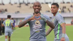 Persebaya Surabaya berhasil menahan imbang tuan rumah Persita Tangerang 1-1 pada laga pekan ke-25 BRI Liga 1 2023/2024 di Stadion Indomilk Arena, Tangerang, Jumat (23/2/2024). Kedua gol dalam laga tersebut dicetak oleh striker Persebaya, Paulo Henrique melalui gol bunuh diri yang sempat membuat unggul tuan rumah Persita Tangerang pada masa injury time babak pertama dan gol penyeimbang kedudukan dicetaknya pada menit ke-76. (Bola.com/M Iqbal Ichsan)