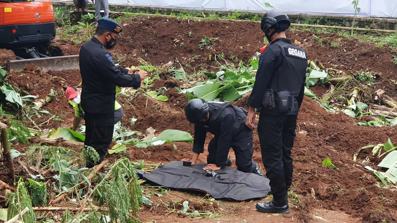 Pekerja proyek pembangunan penataan lahan untuk pedestarian pejalan kaki menuju Stasiun Jurang Mangu, Pondok Aren, Kota Tangerang Selatan (Tangsel),