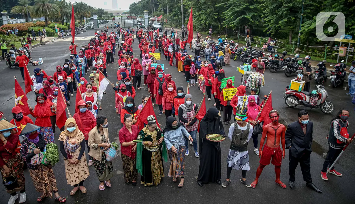 Massa yang tergabung dalam Serikat Rakyat Miskin Indonesia (SRMI) berunjuk rasa di kawasan Patung Kuda, Jakarta, Selasa (27/10/2020). Dalam aksi tersebut massa menuntut pencabutan Omnibus Law Undang-Undang Cipta Kerja yang dianggap merugikan masyarakat miskin. (Liputan6.com/Faizal Fanani)