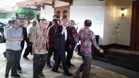 Mantan Wakil Perdana Menteri Malaysia Anwar Ibrahim saat tiba di kediaman mantan Presiden ke-3 RI BJ Habibie. (Merdeka.com/Muhammad Genantan Saputra)