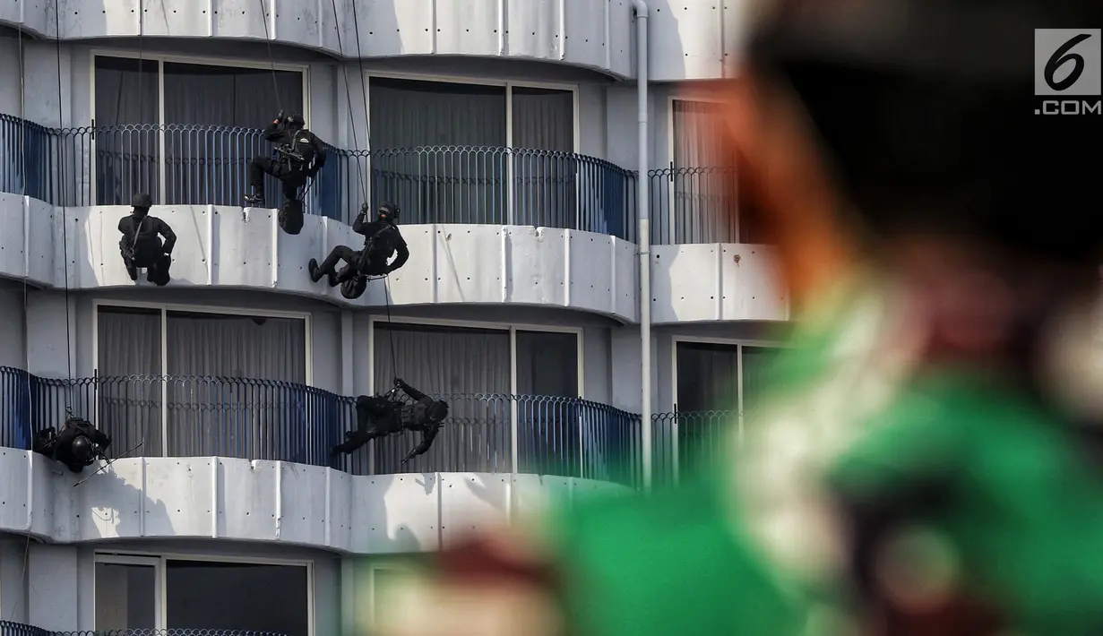 Prajurit Satuan Penanggulangan Teror (Satgultor) TNI melakukan latihan penanggulangan teror di Hotel Mercure Ancol, Jakarta, Selasa (9/4). Tema latihan “Satgultor TNI Melaksanakan Penanggulangan Aksi Terorisme di Wilayah DKI Jakarta Dalam Rangka Mendukung Tugas Pokok TNI”. (Liputan6.com/Johan Tallo)