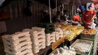 Tempe dan tahu dijual di Pasar Kebayoran Lama, Jakarta, Selasa (15/2/2022). Tempe dan tahu akan hilang di pasar tradisional dikarenakan kenaikan harga kedelai saat ini sudah di atas kewajaran. (Liputan6.com/Johan Tallo)