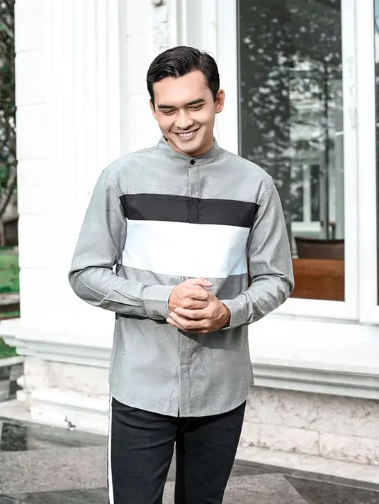 Tak kalah menawan, pakai baju koko dengan nuansa warna lebih gelap yakni abu-abu serta celana hitam, gaya ini bisa jadi OOTD menyambut Lebaran. (Liputan6.com/IG/@ikbalfauzi_)