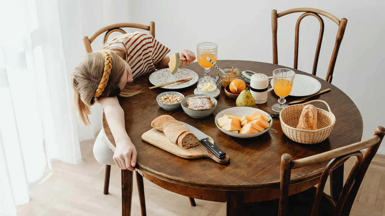 Mengantuk Setelah Makan? Cari Tahu Penyebab dan Solusinya di Sini!