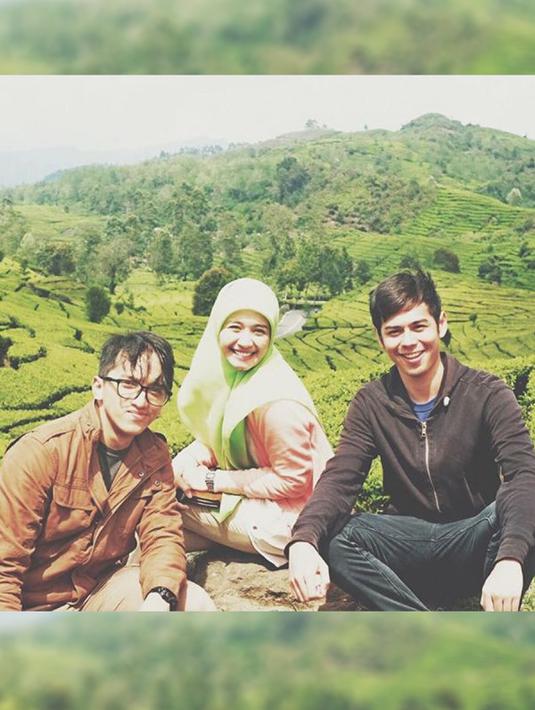 Panji Surya Sahetapy ternyata mengikuti jejak sang ayah, Ray Sahetapy. Pemuda yang disapa Surya itu ikut bermain dalam film AISYAH: Biarkan Kami Bersaudara yang dibintangi Laudya Cynthia Bella. (instagram.com/suryasahetapy)