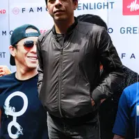 "Gua make motor jadi pakai jaket. Kalau uda kerja ya biasanya selalu pakai jaket. Jaket tuh sangat krusial, bisa nentuin acara apa aja," ujar Ariel NOAH. (Adrian Putra/Bintang.com)