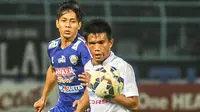 Pemain Bali United, Sandy Sute berebut bola dengan bek Arema Cronus, Purwaka Yudi pada laga perempat final Piala Presiden di Stadion Kanjuruhan, Malang, Sabtu (19/9/2015). (Bola.com/Kevin Setiawan))