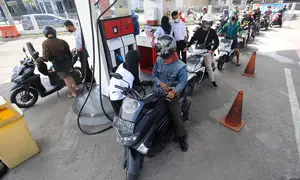 Antrean kendaraan warga mengisi BBM Pertalite sebelum pemberlakuan harga resmi jam 14.30 kenaikan BBM pada salah satu SPBU di kawasan Cinere, Depok, Sabtu (3/9/20222). Hari ini pemerintah secara resmi menaikkan BBM Pertalite menjadi Rp 10.000 per liter, harga solar menjadi Rp 6.800 per liter dan Pertamax menjadi Rp 14.500 per liter. (merdeka.com/Arie Basuki)