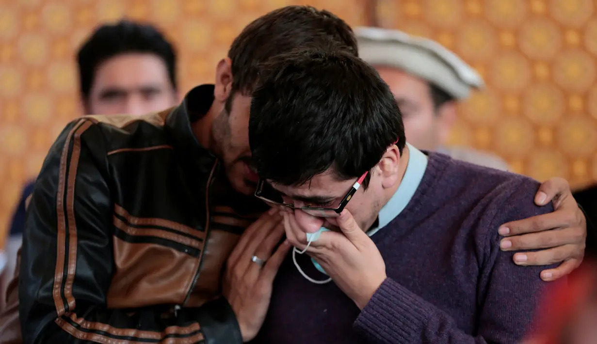 Kerabat dari korban kecelakaan pesawat Pakistan International Airlines (PIA) menangis saat menunggu tes DNA di rumah sakit PIMS di Islamabad, Pakistan, Kamis (8/12). (REUTERS / Caren Firouz)
