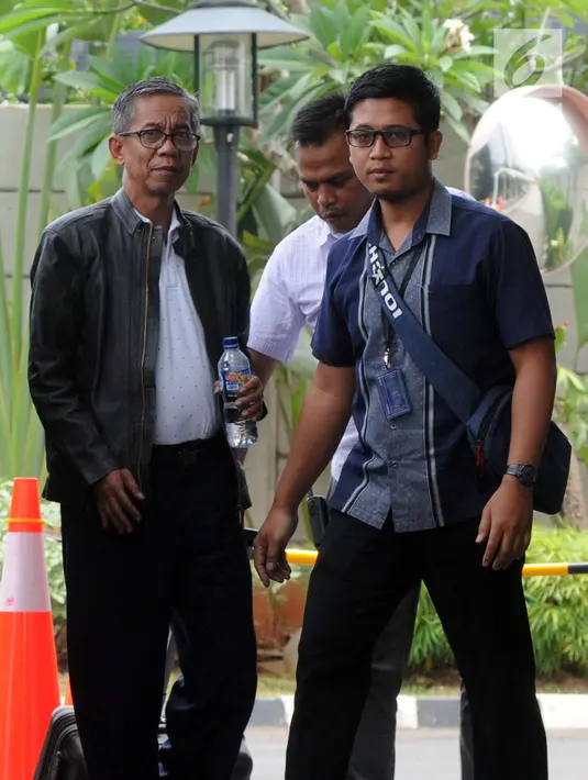 Kepala KPP Pratama Ambon La Masikamba (kiri) saat tiba di Gedung KPK, Jakarta, Kamis (4/10). KPK memiliki waktu 1x24 jam untuk menentukan status hukum mereka yang diamankan dalam OTT Ambon. (Merdeka.com/Dwi Narwoko)