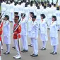 Anggota Pasukan Pengibar Bendera (Paskibraka) bersiap untuk menaikkan bendera merah putih saat Upacara Peringatan Detik-detik Proklamasi 17 Agustus di halaman Istana Merdeka, Jakarta, Senin (17/8/2015). (Liputan6.com/Faizal Fanani)