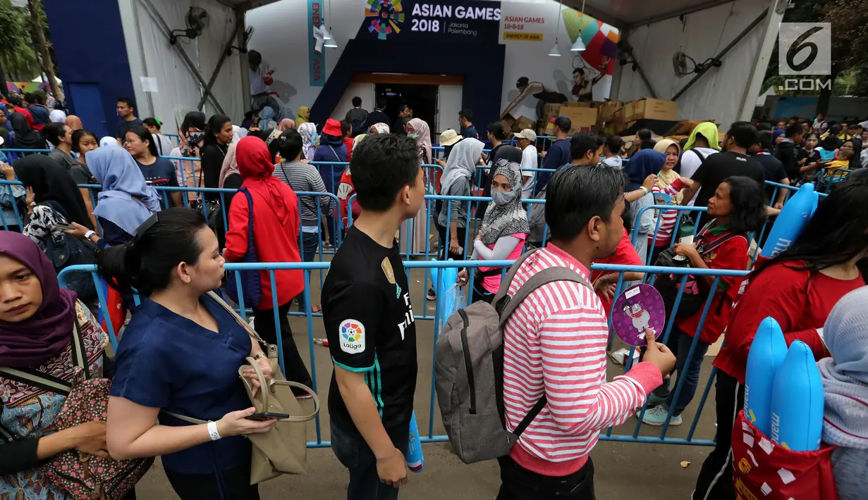 Pengunjung antre menuju Merchandise Superstore jelang Closing Ceremony Asian Games 2018 di kawasan Gelora Bung Karno, Jakarta, Minggu (2/9). Mereka rela antre berjam-jam sebelum toko dibuka. (Liputan6.com/Fery Pradolo)