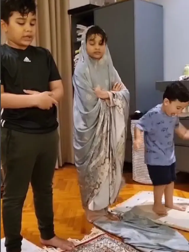 Anak Shiren dan Zaskia salat jamaah (Instagran/zaskiasungkar15)