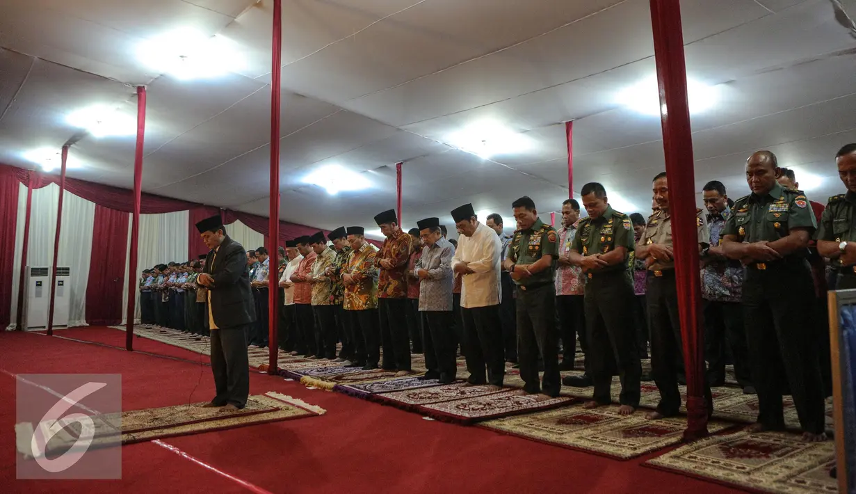 Suasana Salat Magrib Berjamaah di Mabes TNI, Jakarta, Selasa (7/7/2015). Presiden, Wapres dan sejumlah menteri serta pemimpin lembaga tinggi Negara ikut hadir dalam acara tersebut. (Liputan6.com/Faizal Fanani)