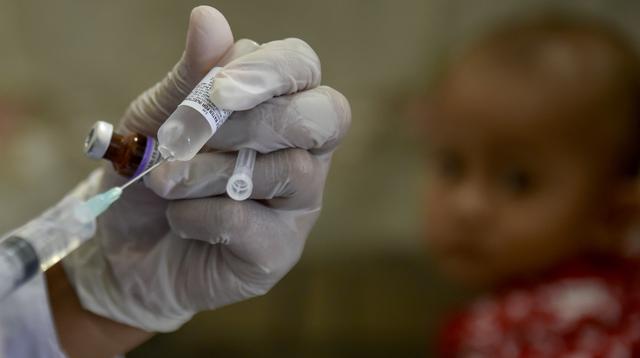Seorang petugas kesehatan bersiap untuk memberikan vaksin polio kepada balita di sebuah posyandu di Banda Aceh, Aceh, Rabu (4/10/2020). Pemberian vaksin polio dan vaksin campak secara gratis yang berlanjut di tengah pandemi COVID-19 bertujuan memperkuat imunitas anak. (CHAIDEER MAHYUDDIN / AFP)