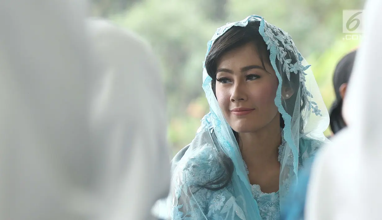 Ekspresi Ardina Rasti saat menggelar pengajian di kawasan Gunung Putri, Jawa Barat, Jumat (19/1). Menggunakan busana berwarna biru, Rasti tampak menunduk membacakan kata demi kata permintaan izin untuk menikah. (Liputan6.com/Herman Zakharia)
