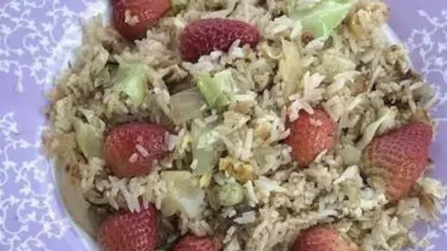 8 Potret Nyeleneh Orang Masak Buah, Ada Rambutan Goreng