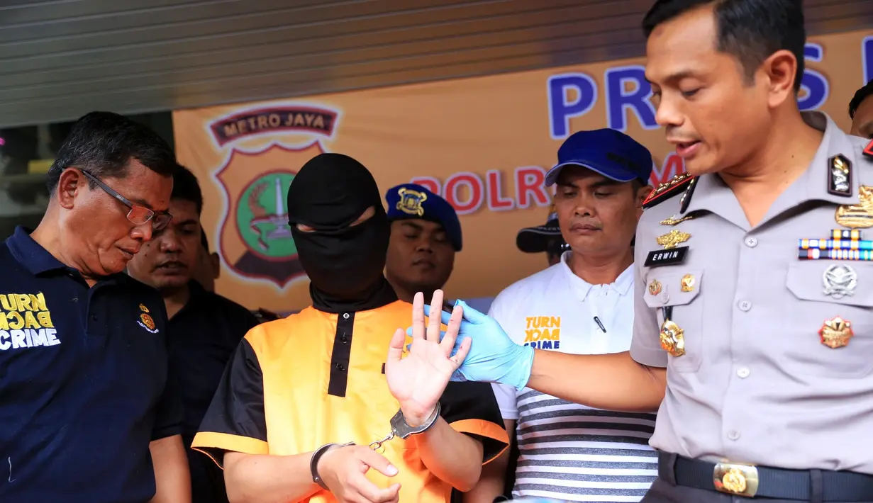 "Barang buktinya ada 3, alat buat nyetrum (stun-gun), remote untuk memukul dan bantal buat nyekap," ungkap Wakapolres Tangerang Kota, AKBP Erwin Kurniawan, di Mapolres Tangerang Kota, Rabu (21/12/2016). (Adrian Putra/Bintang.com)