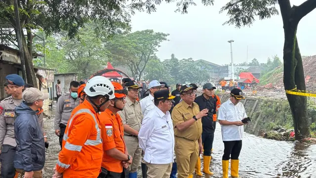 Pramono Anung Saat Meninjau lokasi longsor di Tempat Pengelolaan Sampah Terpadu (TPST) Bantargebang, Ciketing Udik, Kota Bekasi, Jawa Barat, pada Senin (9/3/2026)