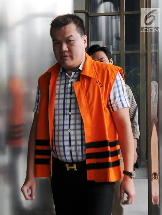Terpidana suap proyek e-KTP Andi Agustinus alias Andi Narogong saat akan menjalani pemeriksaan di Gedung KPK, Jakarta, Rabu (21/3). Andi tampil modis mengenakan kemeja putih, jam tangan, dan  ikat pinggang berlogo huruf 'H'. (Merdeka.com/Dwi Narwoko)