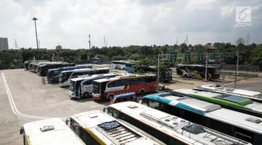 Sejumlah bus Antar Kota Antar Provinsi (AKAP) terparkir di Terminal Pulo Gebang, Jakarta, Kamis (8/6). Pemprov DKI Jakarta menyiapkan terminal Pulo Gebang sebagai pusat pemberangkatan mudik Lebaran 2017. (Liputan6.com/Faizal Fanani)