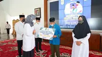 Bupati Banyuwangi Ipuk Fiestiandani (kanan) serahkan insetif guru ngaji secara simbolis di Pendopo Saba Swagata Blambangan (Istimewa)