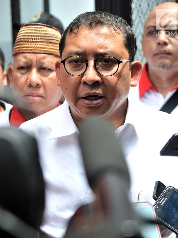 Wakil Ketua DPR Fadli Zon memberikan keterangan kepada awak media usai menjenguk Ahmad Dhani di Rutan Klas I Cipinang, Jakarta, Rabu (6/2). Fadli Zon dan Fahri mempertanyakan rencana pemindahan Ahmad Dhani ke Surabaya. (Merdeka.com/Iqbal S Nugroho)