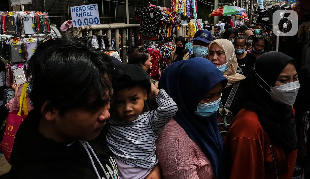 Kerumuman pengunjung yang memadati Pasar Tanah Abang, Jakarta Pusat, Minggu (2/5/2021). Pusat Grosir Pasar Tanah Abang ramai didatangi pengunjung yang berbelanja menjelang Lebaran dengan berdesak-desakan tanpa jaga jarak. (Liputan6.com/Johan Tallo)