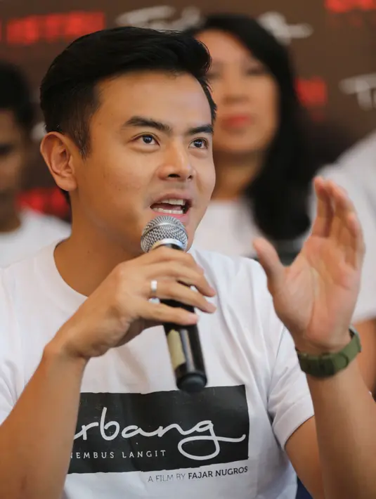 Selain Dion Wiyoko film garapan Fajar Nugros itu juga dibintangi oleh Laura Basuki, Delon Thamrin, Baim Wong, Melissa Karim, dan banyak lagi. Film Terbang Menembus Langit akan dirilis pada 2018 mendatang. (Adrian Putra/Bintang.com)