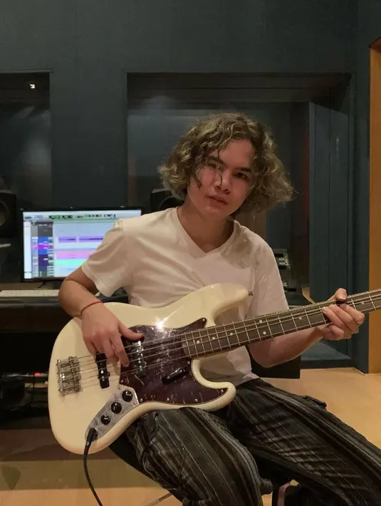 “Pakai piyama, nganterin Dul, kurang tidur, senggol bacok. Penginnya ngamuk wae, tapi tidak apa-apalah buat Dul si manja satu ini minta dianterin. Ya wislah,” keluh Maia Estianty kala diminta mengantar. (Instagram/duljaelani)