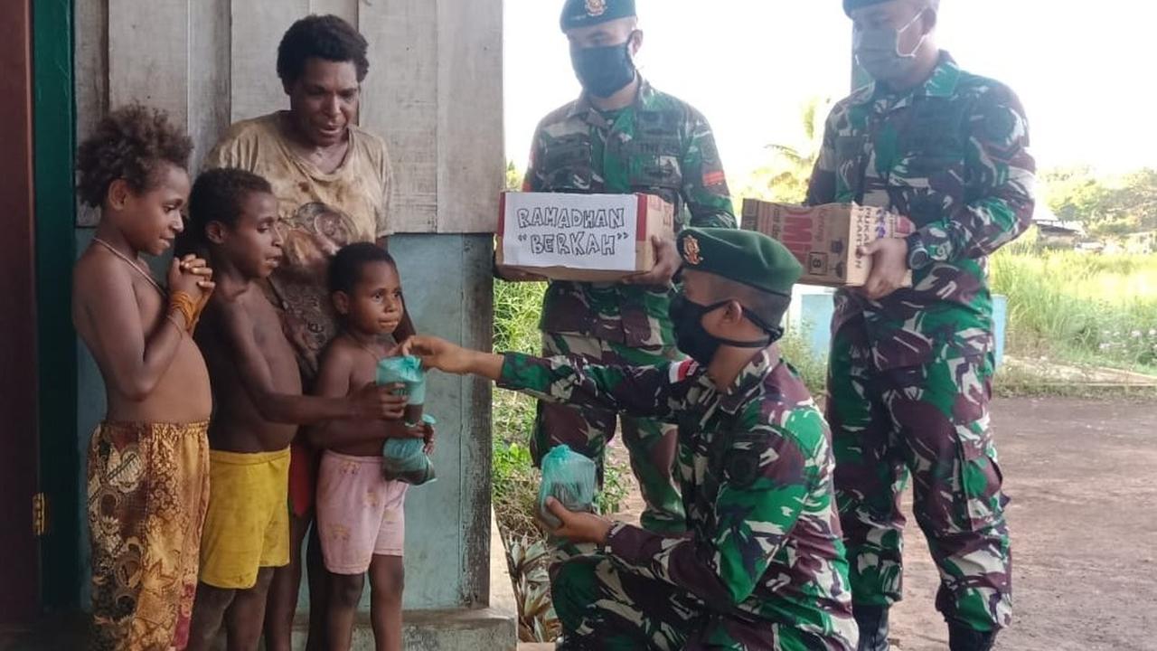 Prajurit TNI Yonif 411 Kostrad Bagikan Takjil di Tapal Batas