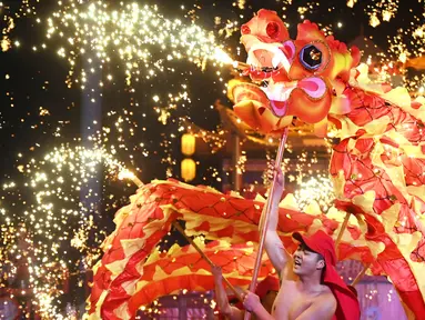 Para penari naga tampil di sebuah taman pada hari pertama Tahun Baru Imlek Naga di Beijing, 10 Februari 2024. (GREG BAKER/AFP)