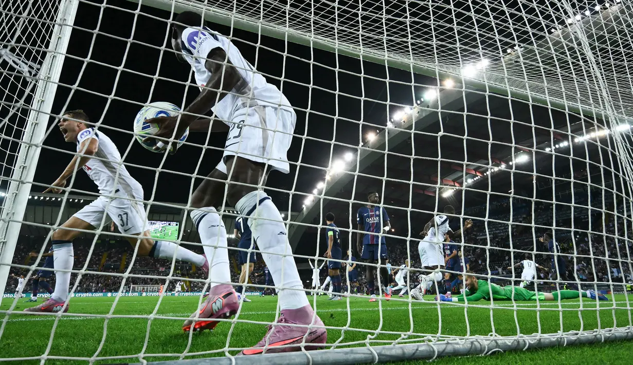 Pemain Tottenham Hotspur, Micky van de Ven (kiri) melakukan selebrasi setelah mencetak gol pertama timnya ke gawang PSG dalam laga final UEFA Super Cup 2025di Bluenergy Stadium, Udinese, Italia, Rabu (13/08/2025) waktu setempat. (AFP/Marco Bertorello)