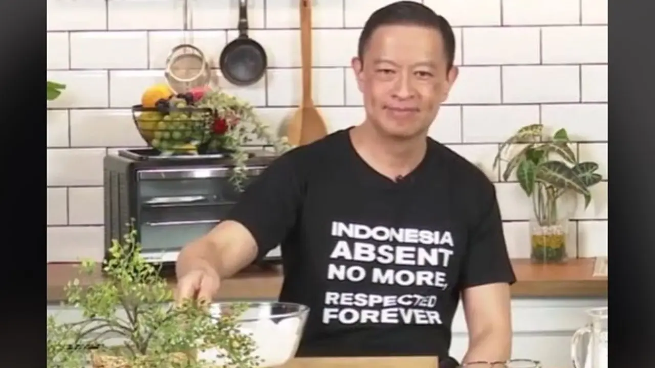 Penuhi Permintaan Menggoreng Kerupuk, Warganet Masih Penasaran dengan Satu Keahlian Tom Lembong Lainnya.  foto; TikTok @pasteinfo